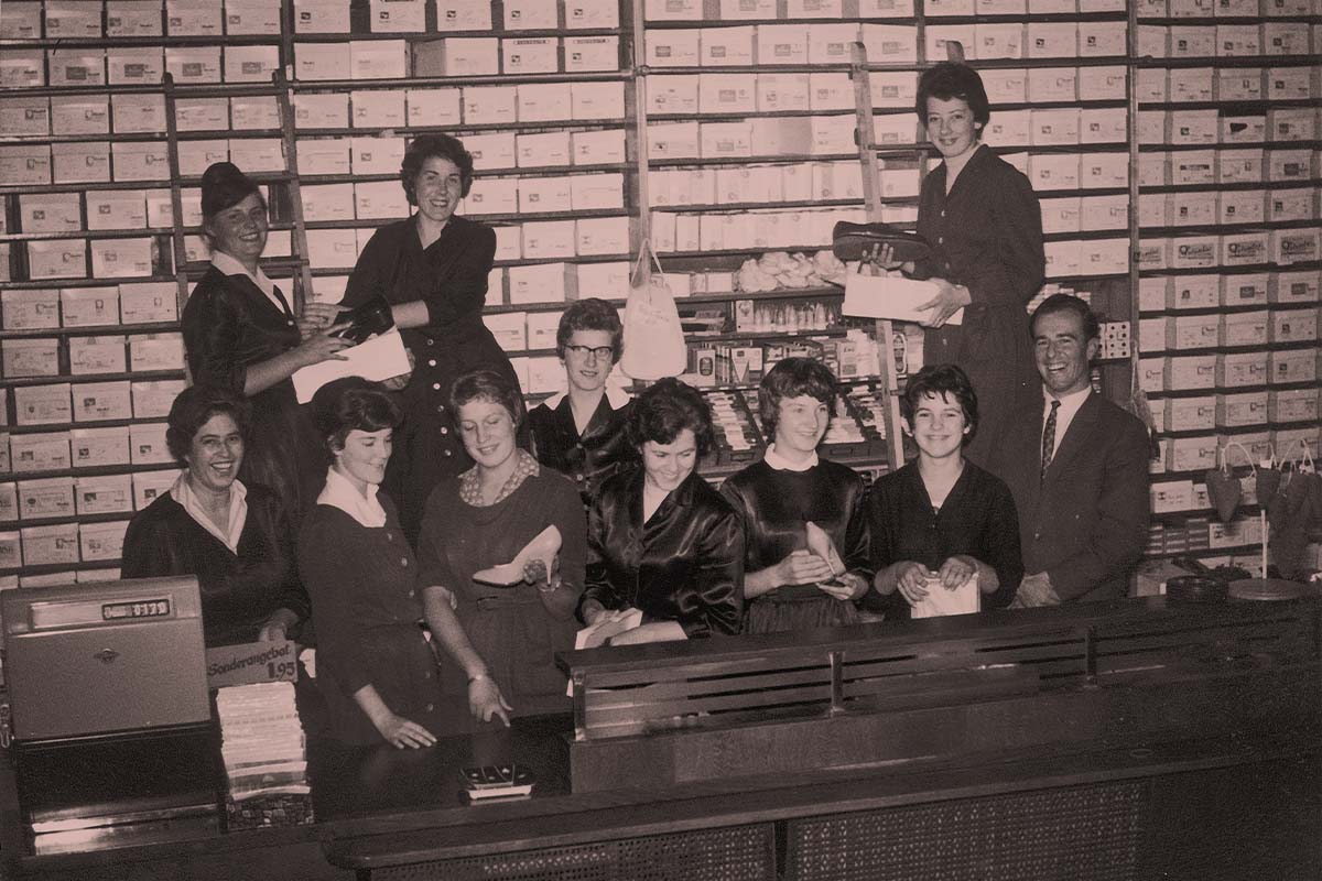 Werdich Historie Mitarbeiter Regal Schuhkartons